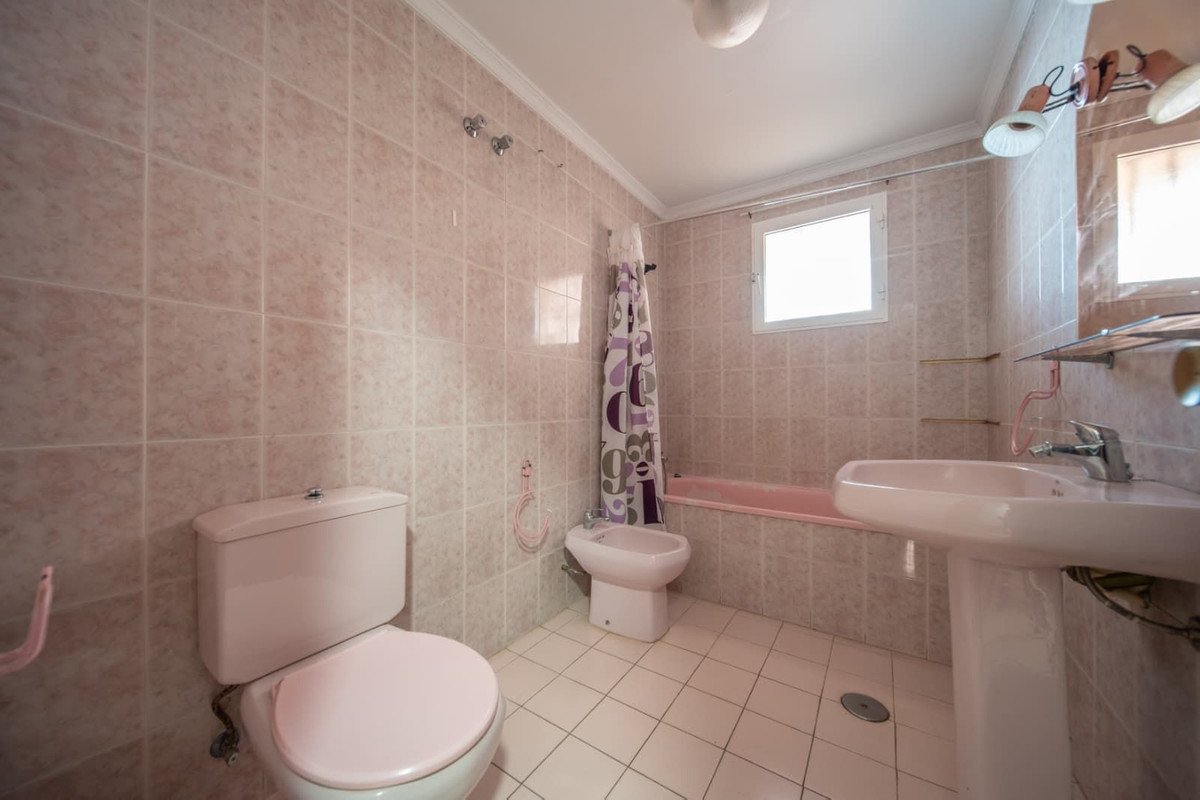 4 Bed Middle Floor Apartment in Fuengirola