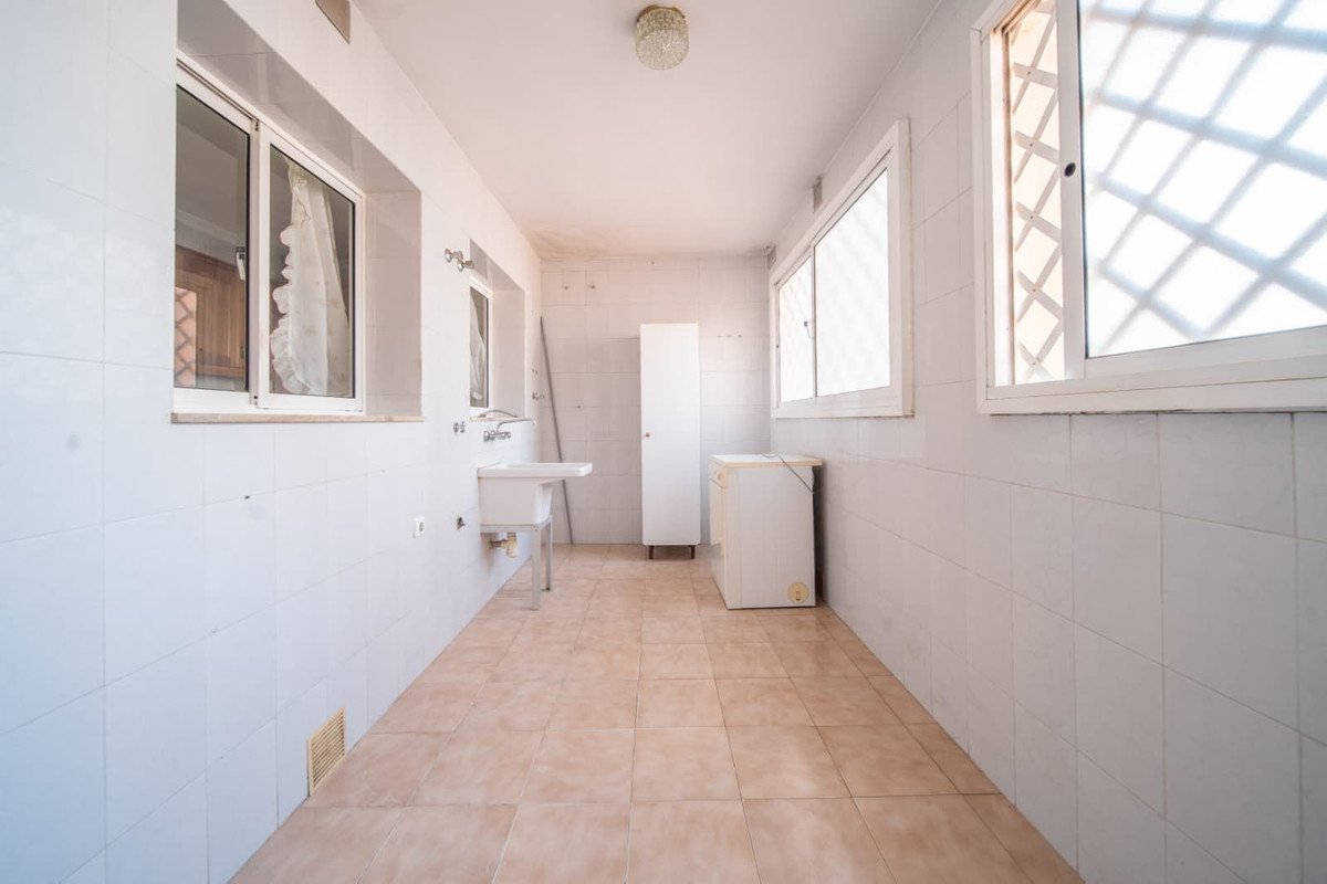 4 Bed Middle Floor Apartment in Fuengirola