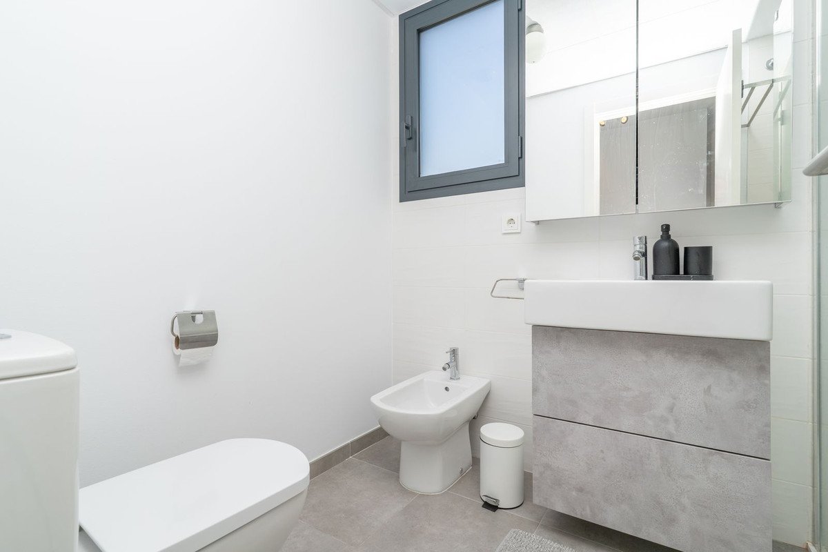 2 Bed Middle Floor Apartment in Estepona