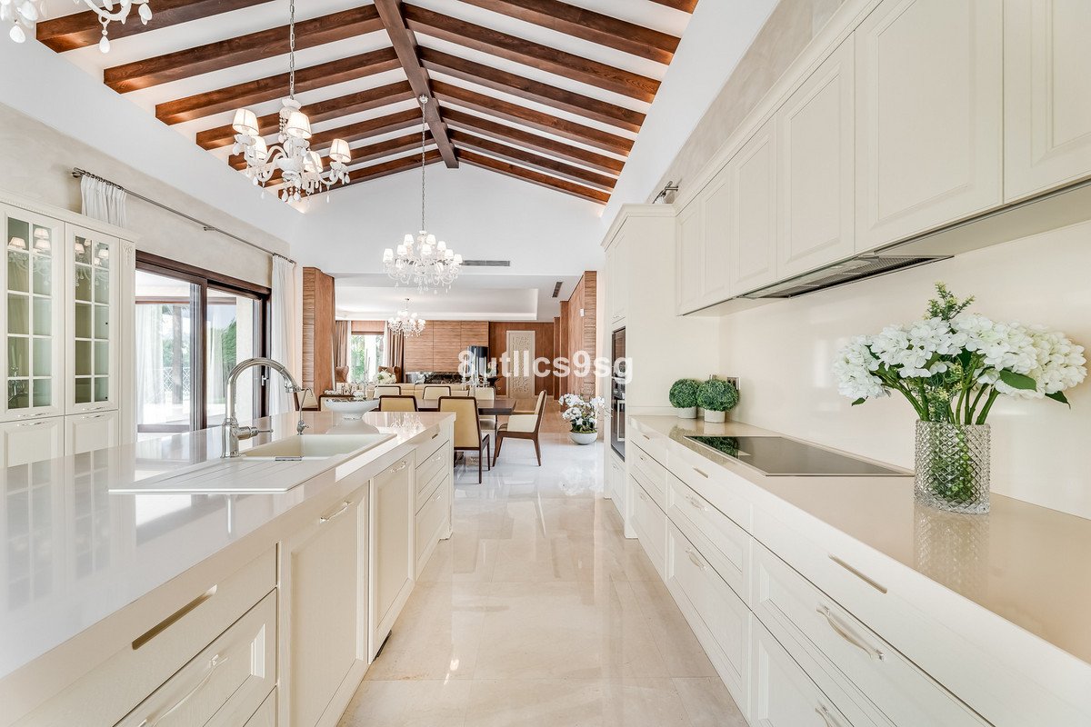 5 Bed Detached Villa in Nueva Andalucía