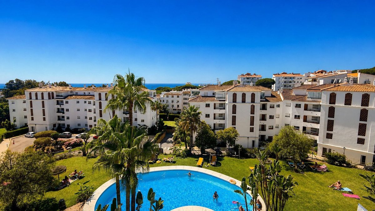 2 Bed Middle Floor Apartment in Calahonda