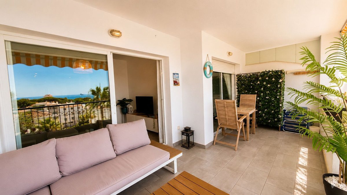 2 Bed Middle Floor Apartment in Calahonda
