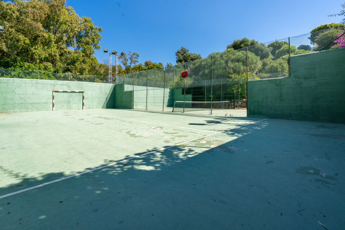 2 Bed Middle Floor Apartment in Calahonda