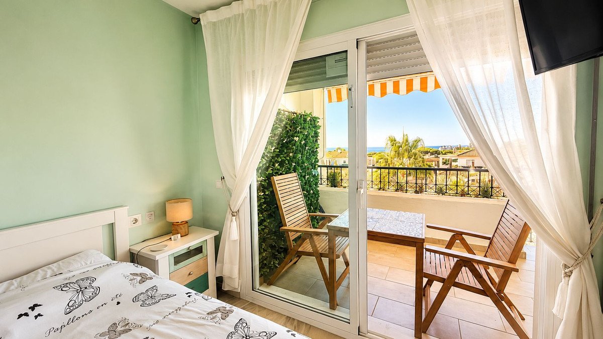 2 Bed Middle Floor Apartment in Calahonda