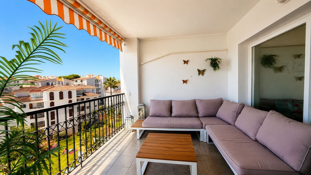 2 Bed Middle Floor Apartment in Calahonda