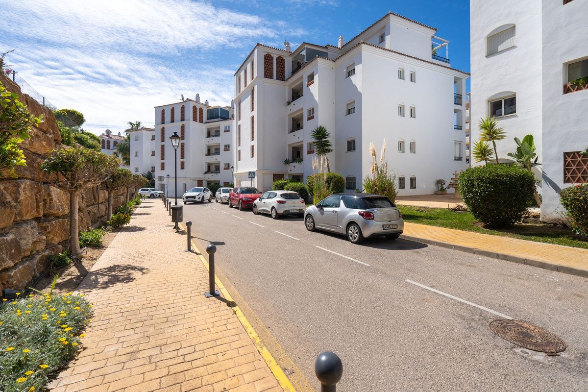 2 Bed Middle Floor Apartment in Calahonda