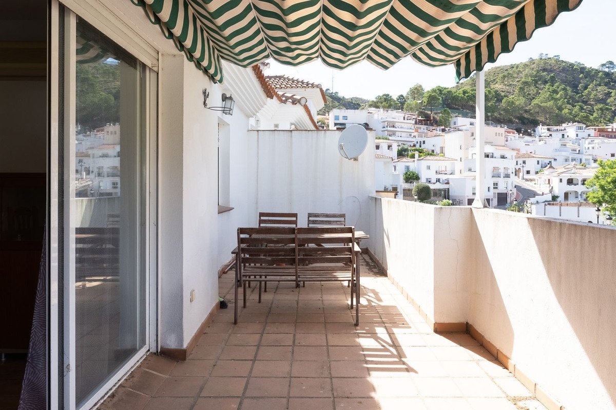 2 Bed Penthouse in Benahavís