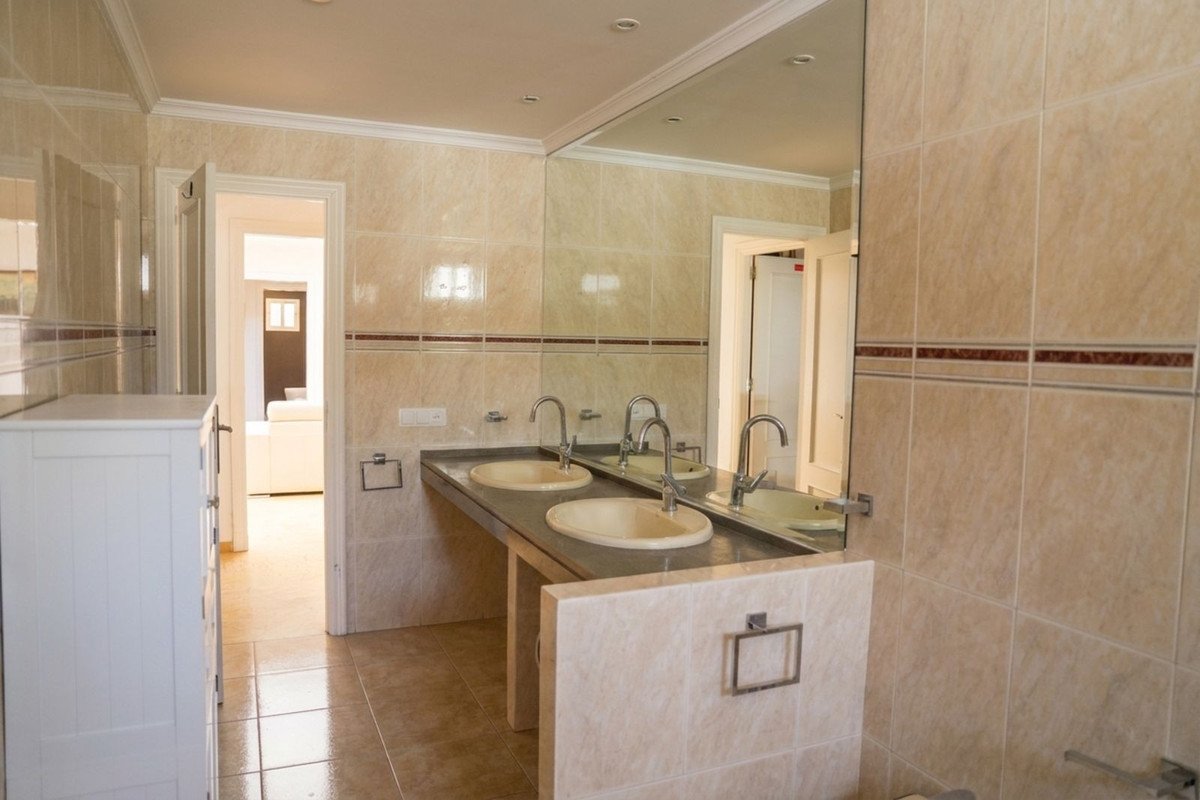 5 Bed Detached Villa in Marbella