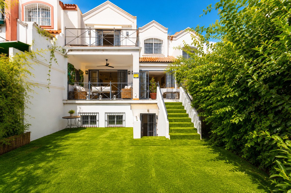 6 Bed Townhouse in Guadalmina Alta