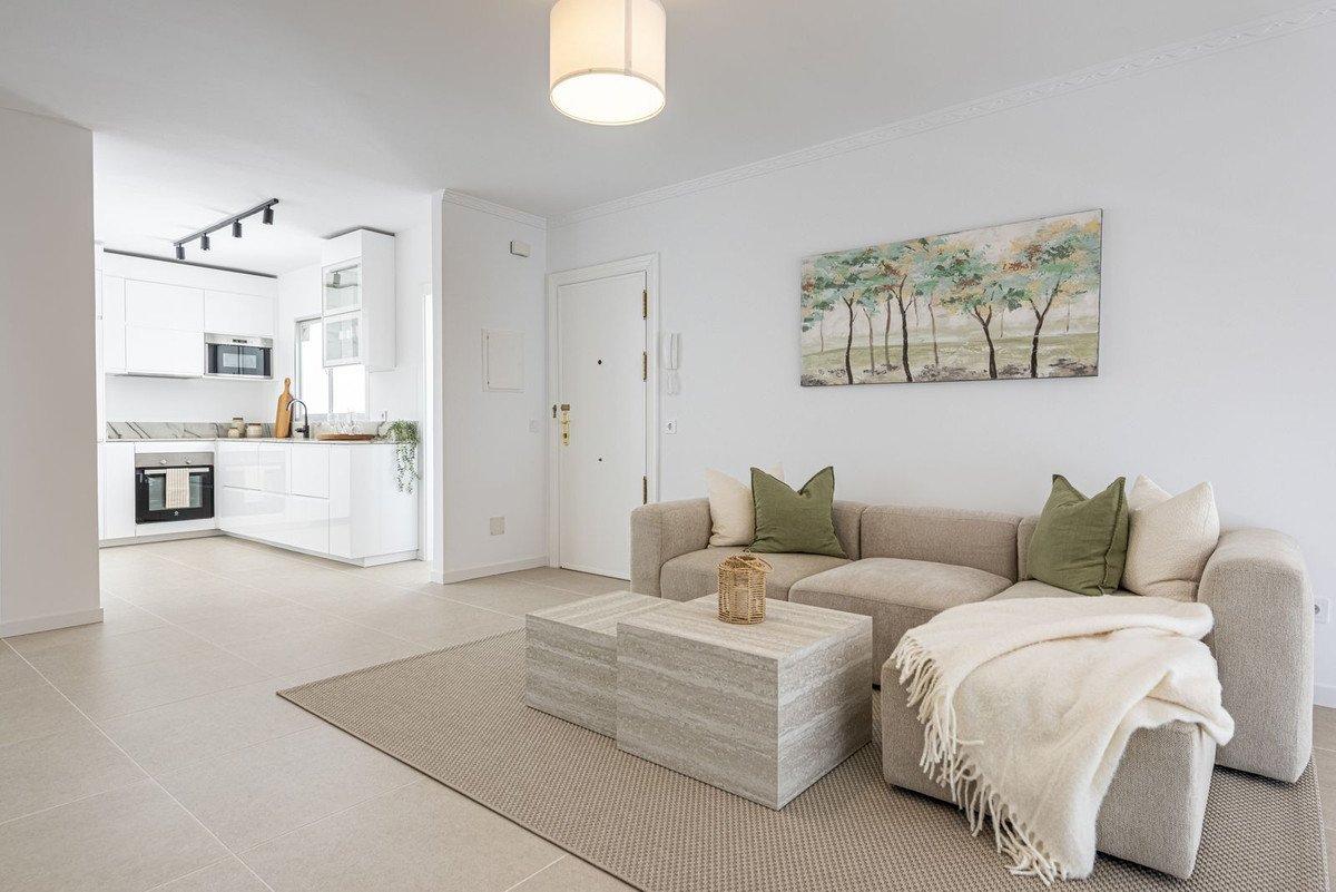 3 Bed Middle Floor Apartment in Estepona