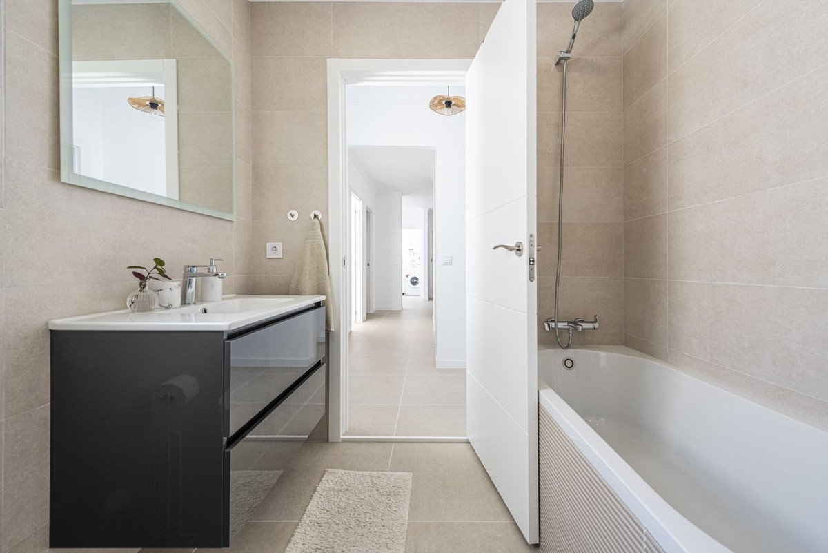 3 Bed Middle Floor Apartment in Estepona