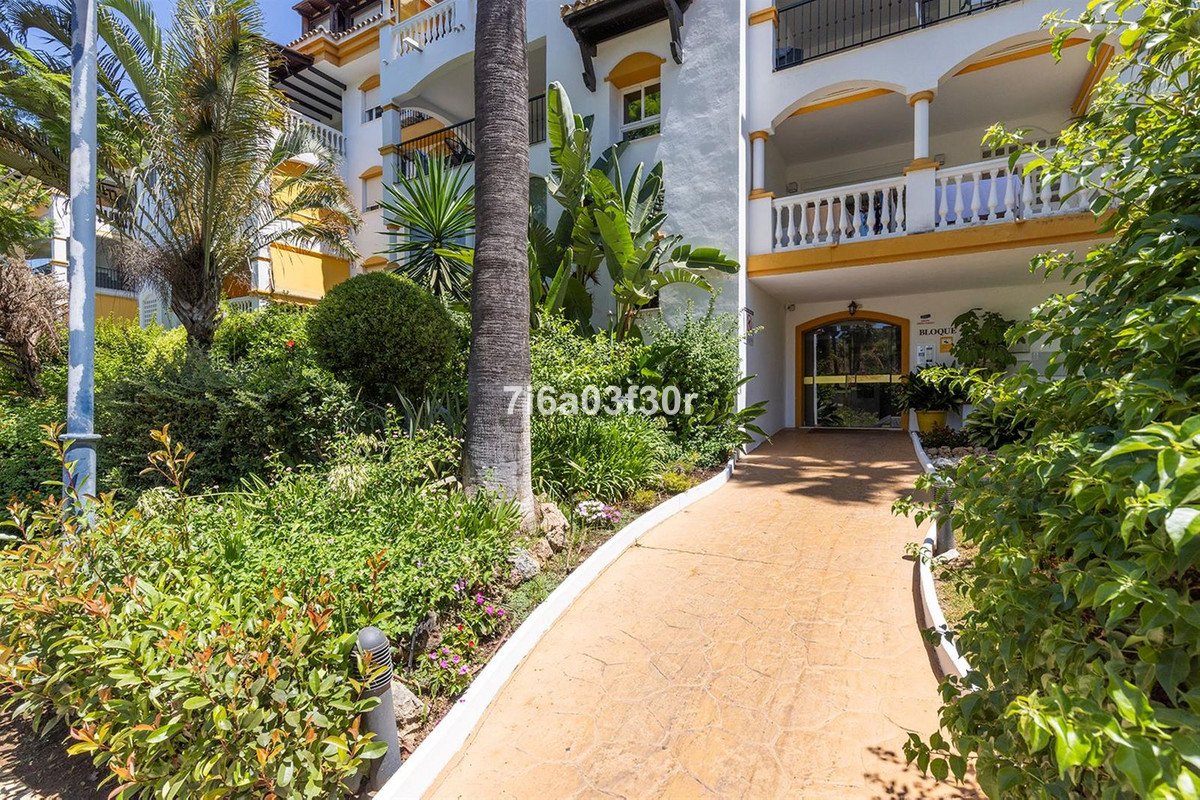 2 Bed Middle Floor Apartment in Puerto Banús