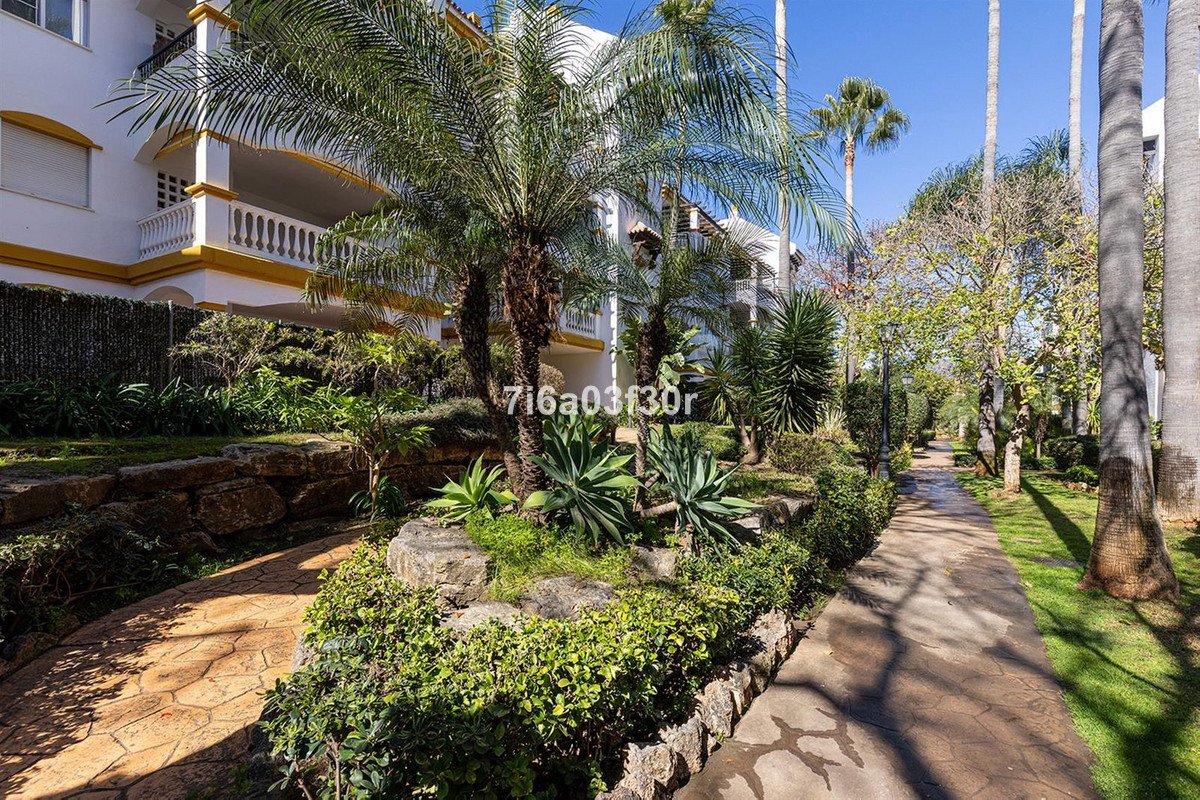 2 Bed Middle Floor Apartment in Puerto Banús