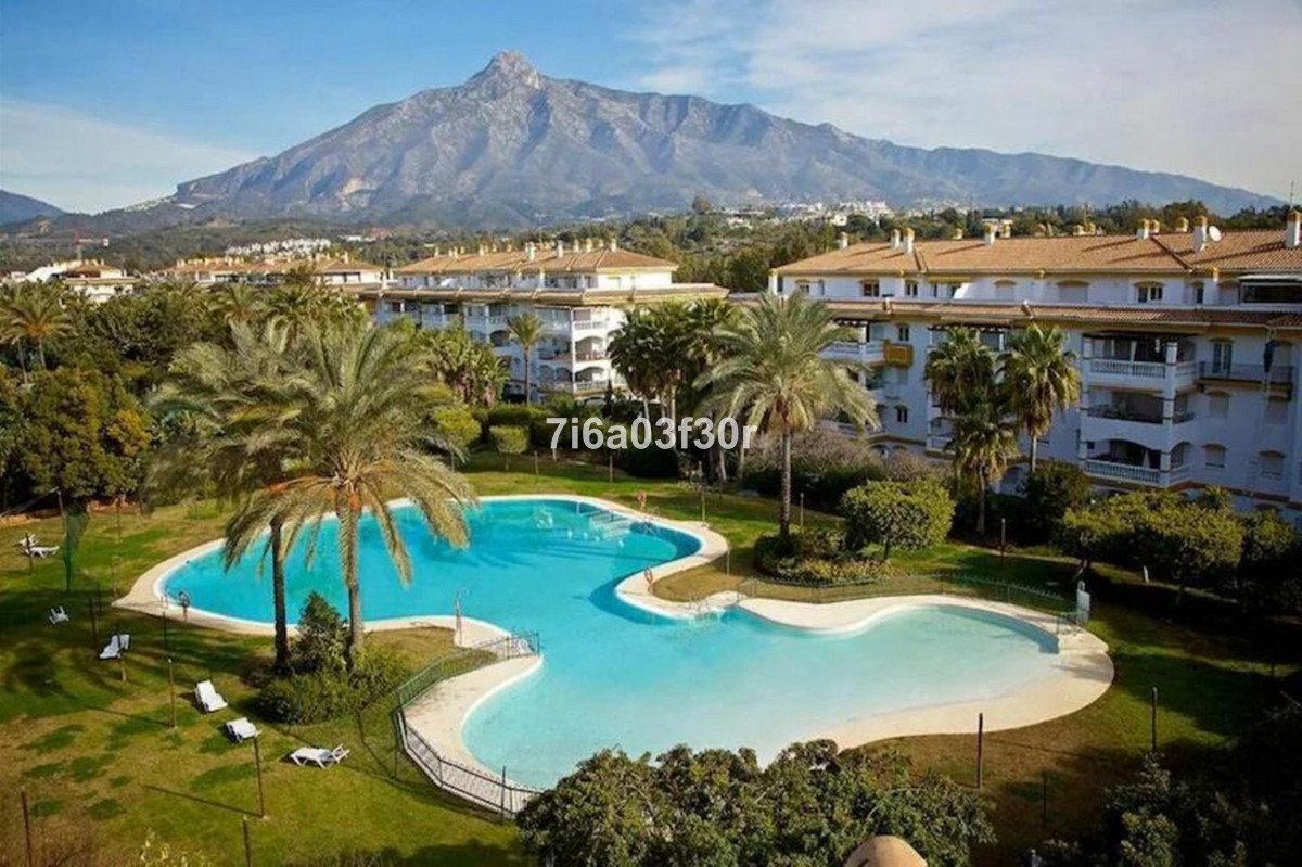 2 Bed Middle Floor Apartment in Puerto Banús