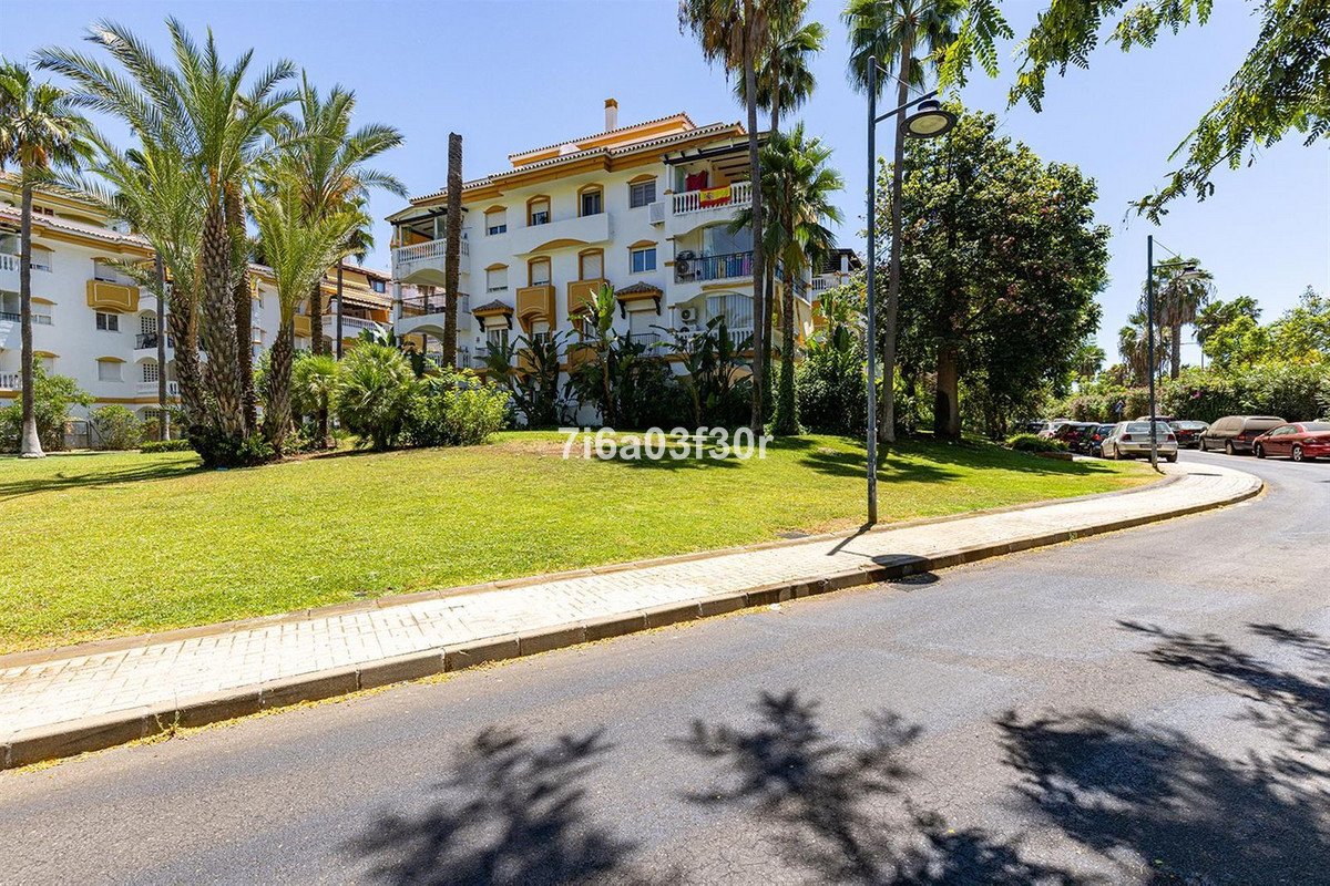 2 Bed Middle Floor Apartment in Puerto Banús