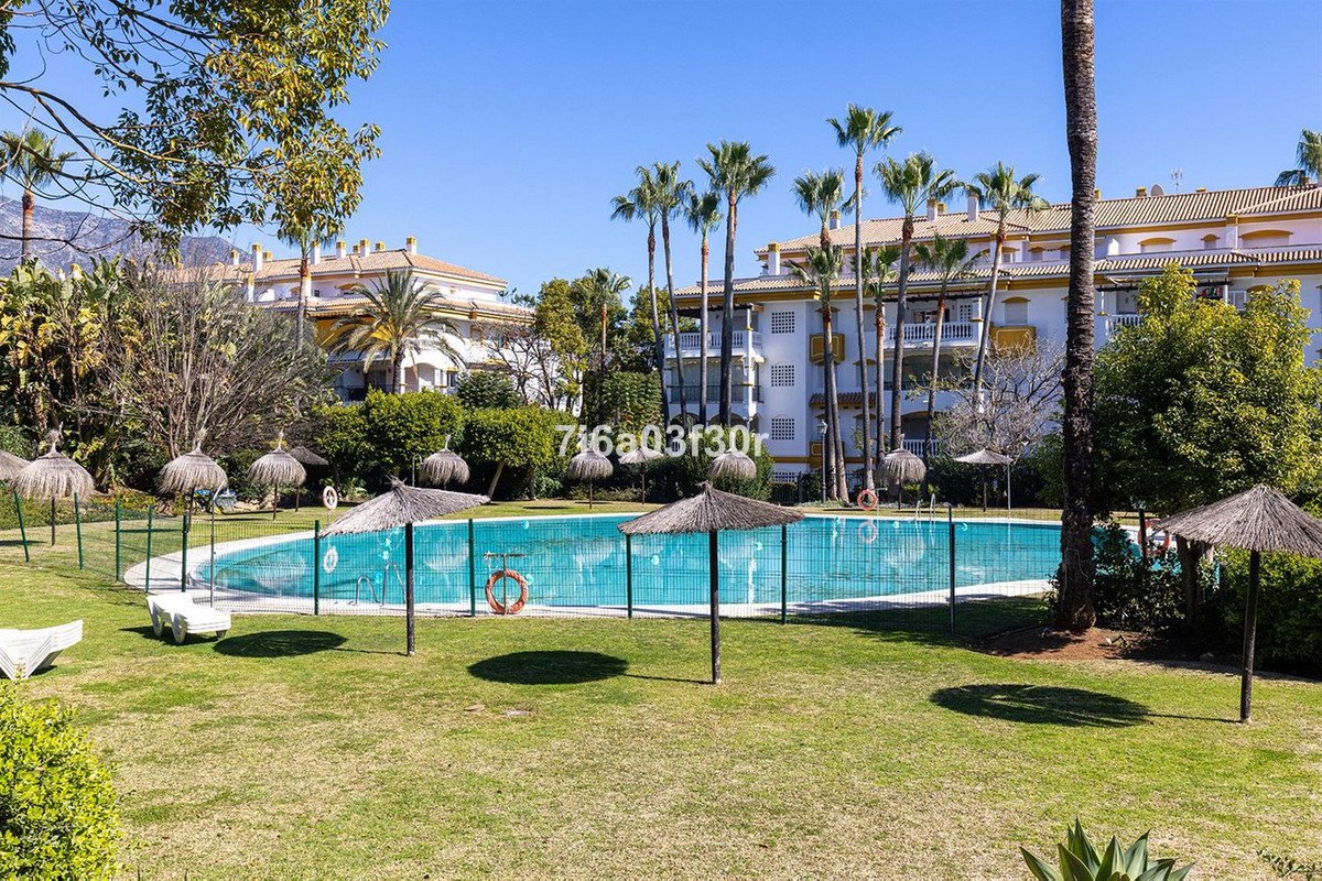 2 Bed Middle Floor Apartment in Puerto Banús