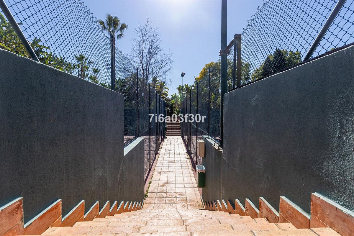 2 Bed Middle Floor Apartment in Puerto Banús