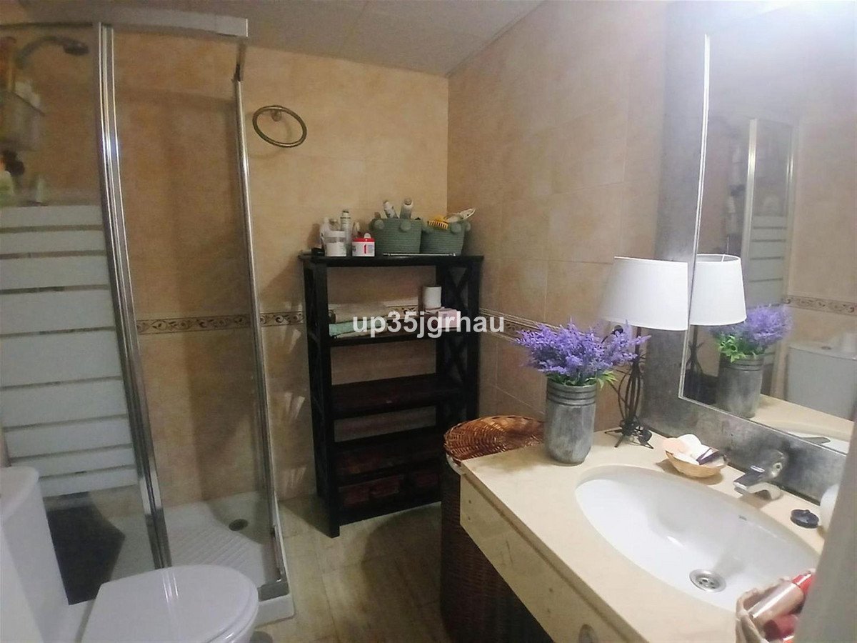 2 Bed Middle Floor Apartment in Estepona