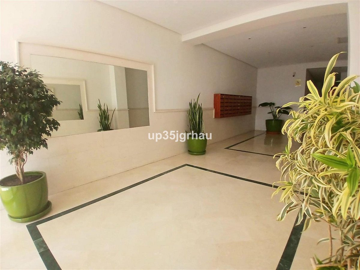2 Bed Middle Floor Apartment in Estepona