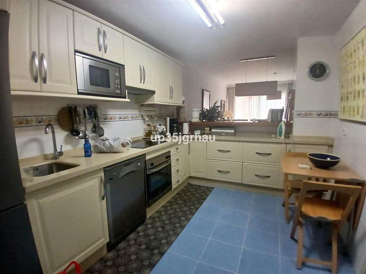 2 Bed Middle Floor Apartment in Estepona