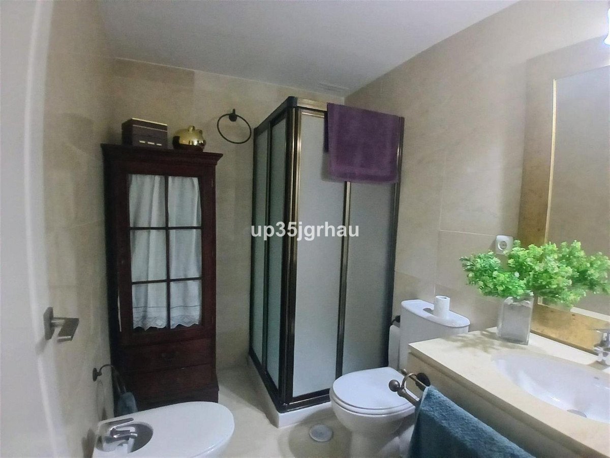 2 Bed Middle Floor Apartment in Estepona