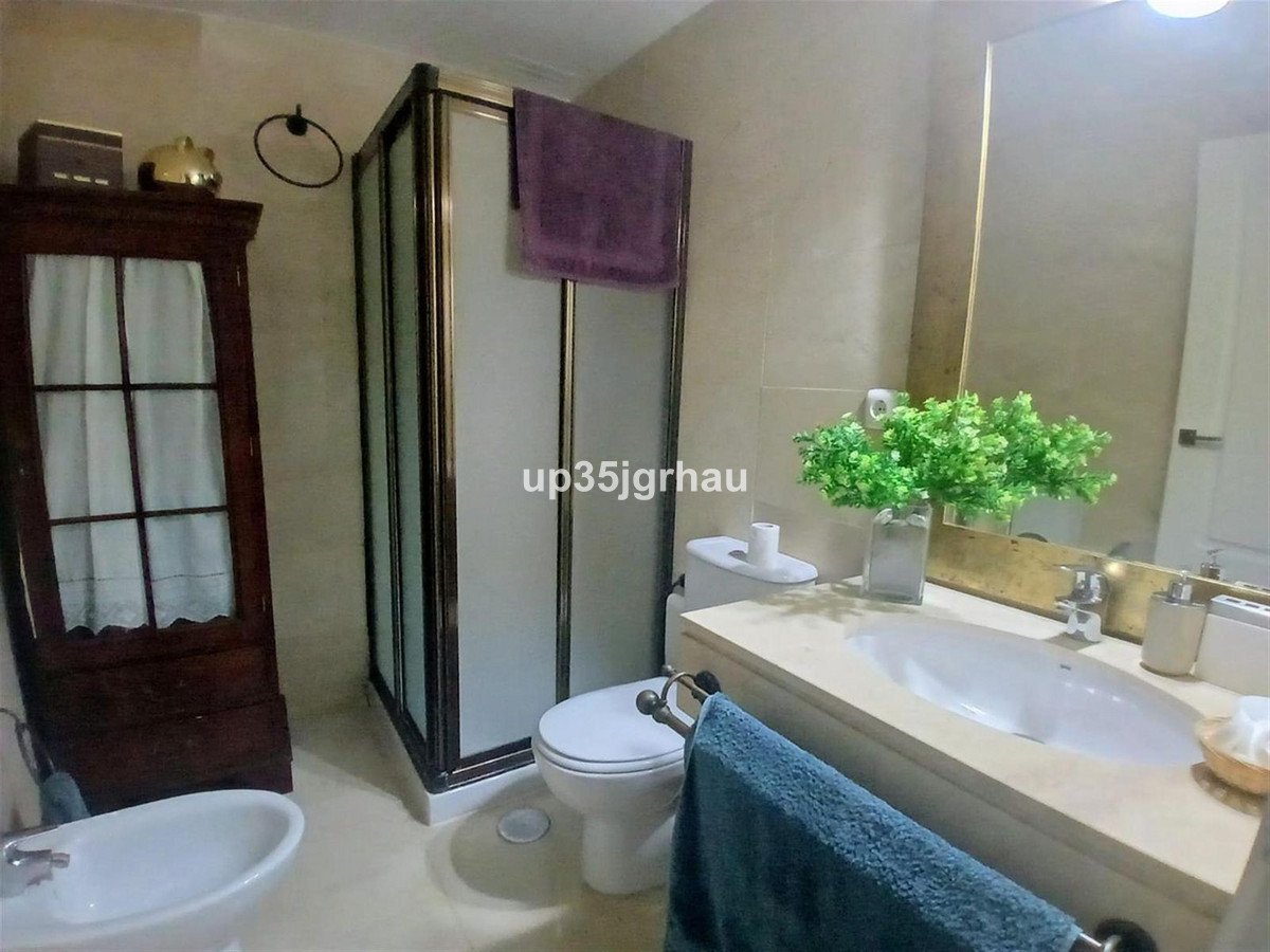 2 Bed Middle Floor Apartment in Estepona
