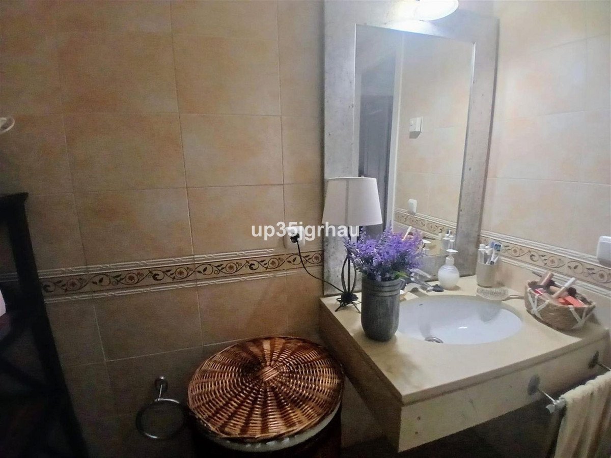 2 Bed Middle Floor Apartment in Estepona