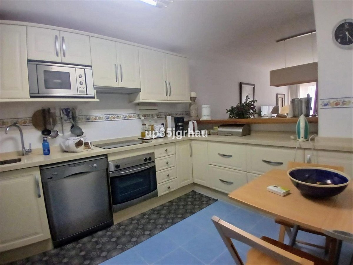 2 Bed Middle Floor Apartment in Estepona