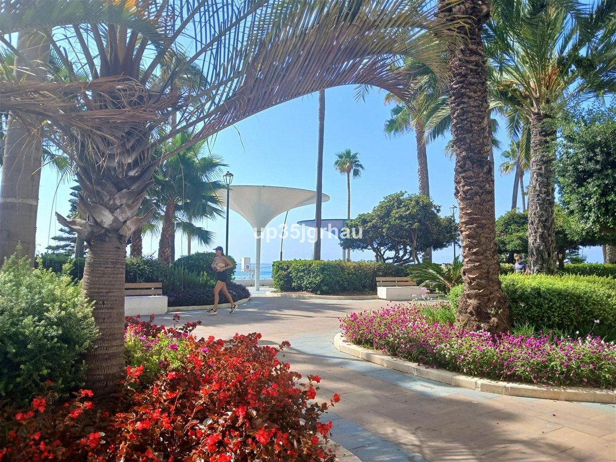 2 Bed Middle Floor Apartment in Estepona