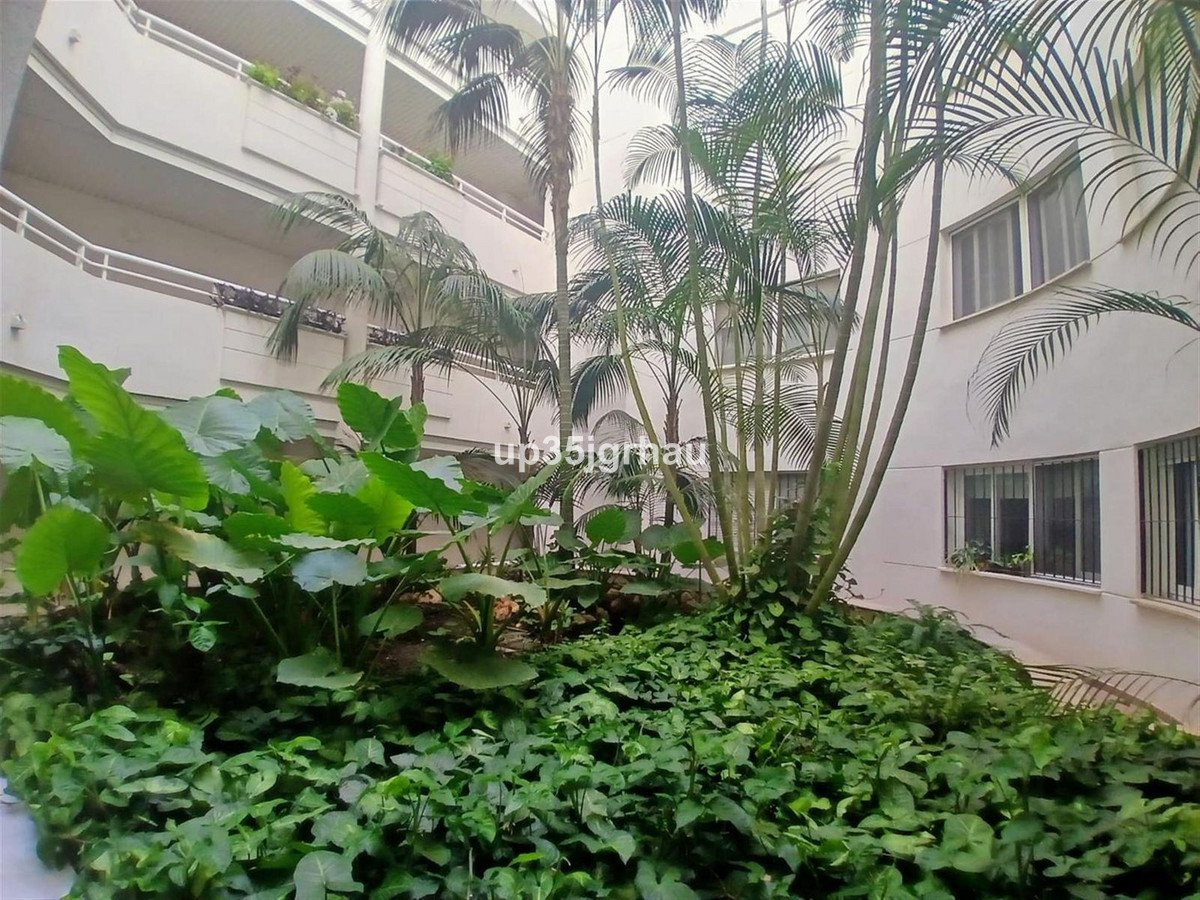 2 Bed Middle Floor Apartment in Estepona