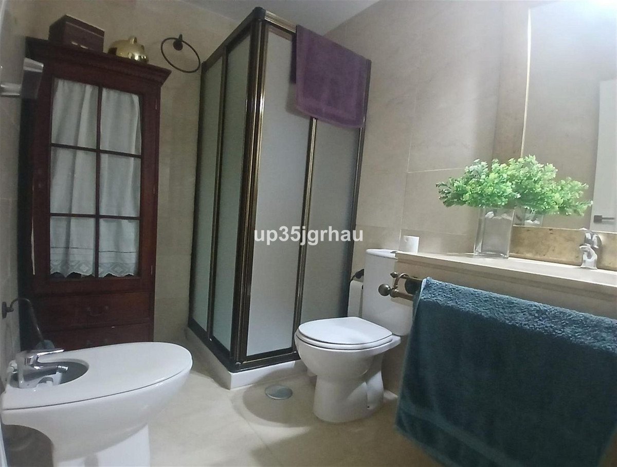 2 Bed Middle Floor Apartment in Estepona