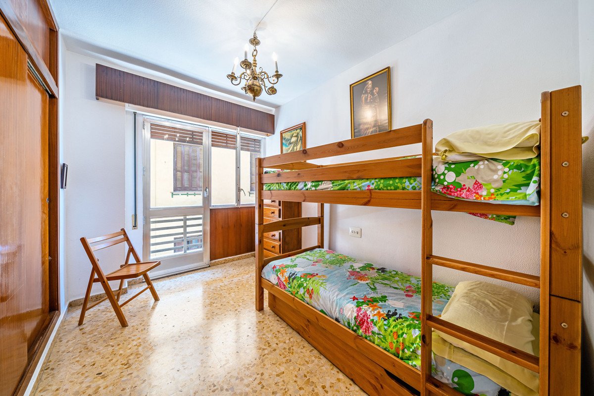 4 Bed Middle Floor Apartment in Málaga Centro