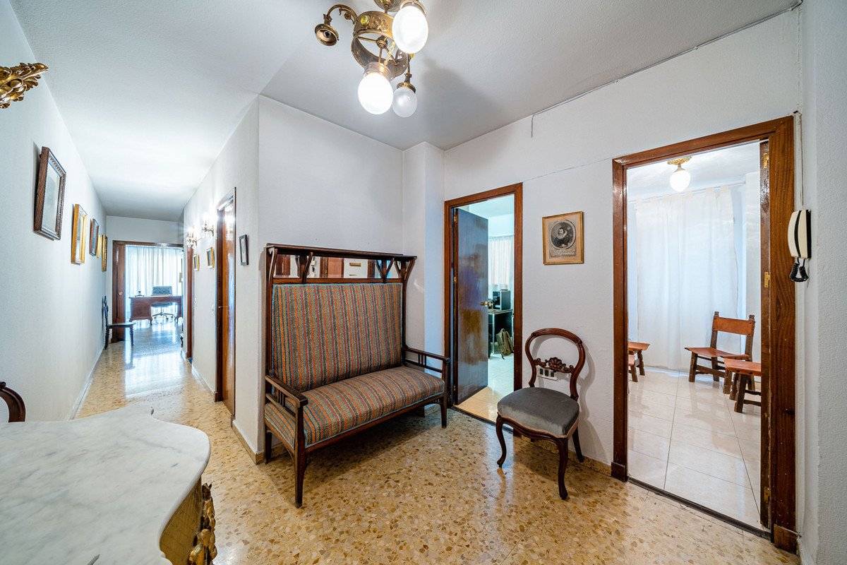 4 Bed Middle Floor Apartment in Málaga Centro