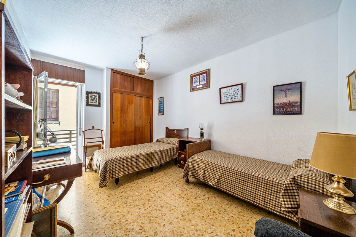 4 Bed Middle Floor Apartment in Málaga Centro