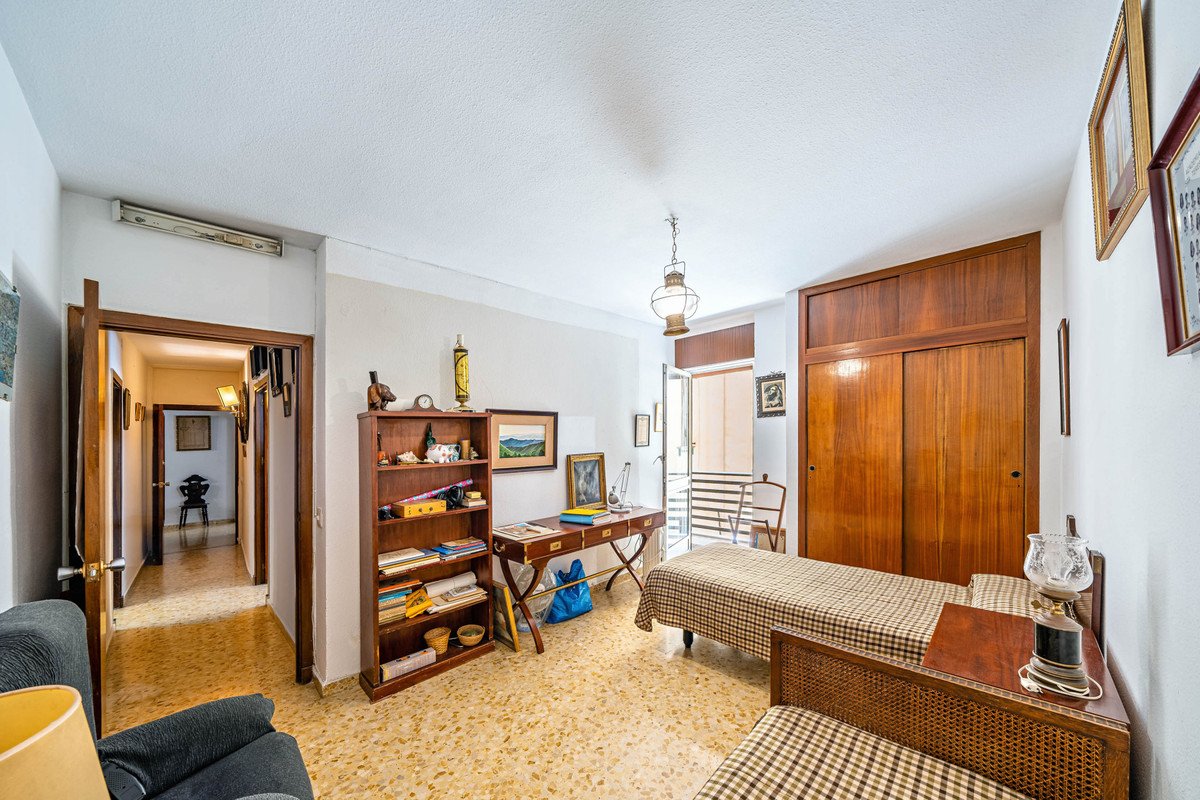 4 Bed Middle Floor Apartment in Málaga Centro