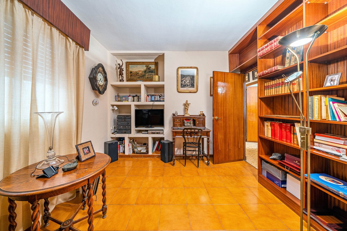 4 Bed Middle Floor Apartment in Málaga Centro