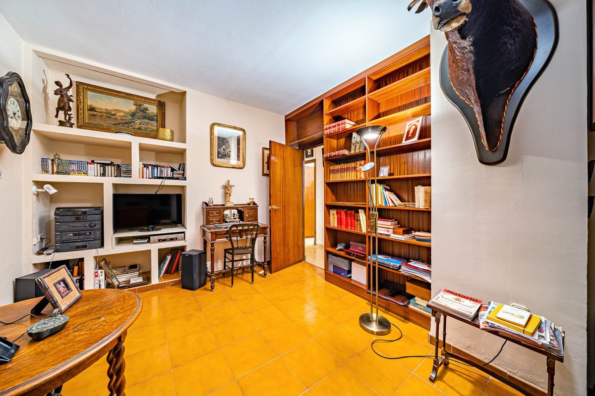 4 Bed Middle Floor Apartment in Málaga Centro