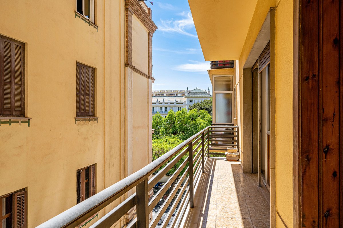 4 Bed Middle Floor Apartment in Málaga Centro