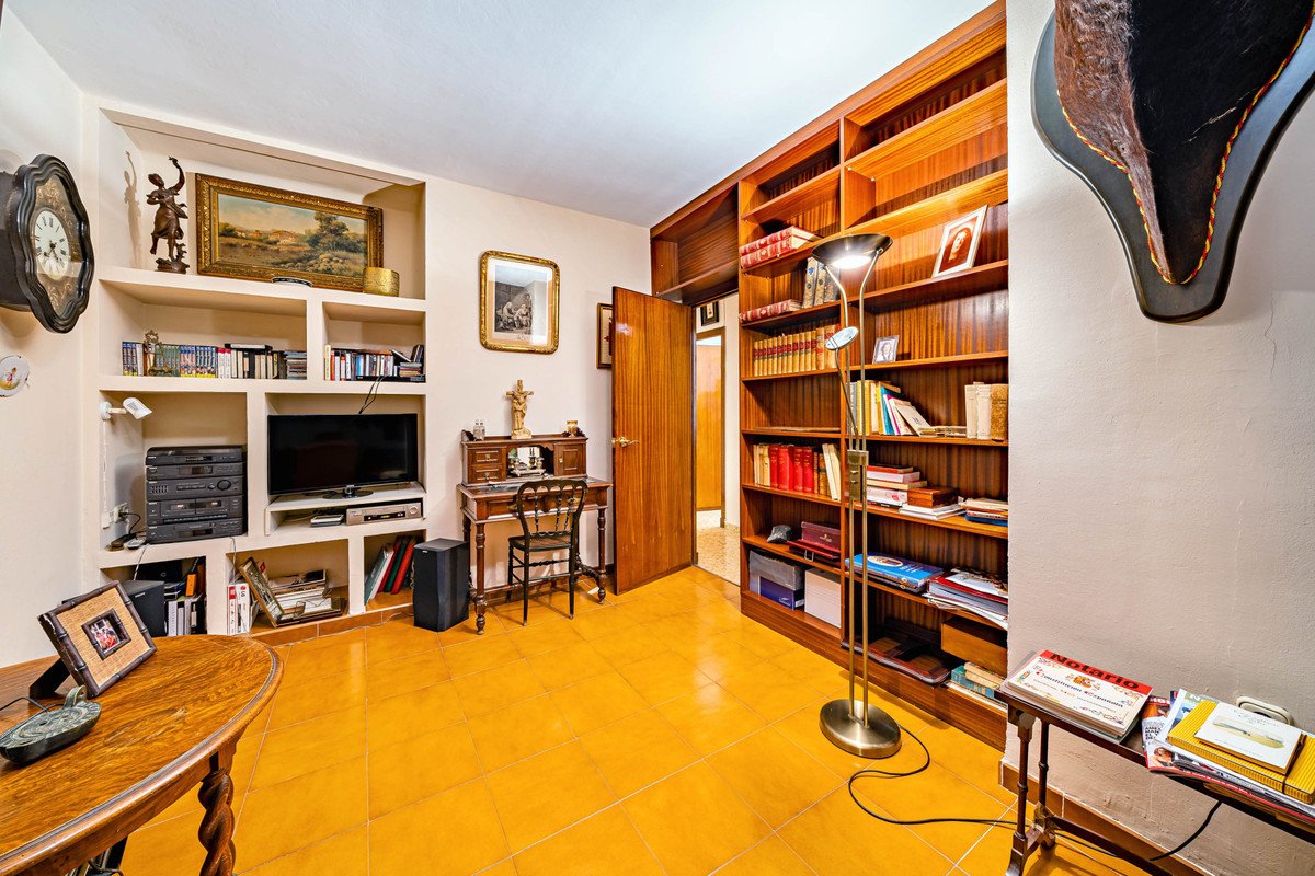 4 Bed Middle Floor Apartment in Málaga Centro