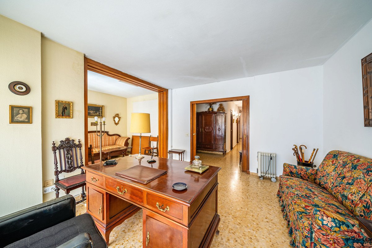 4 Bed Middle Floor Apartment in Málaga Centro