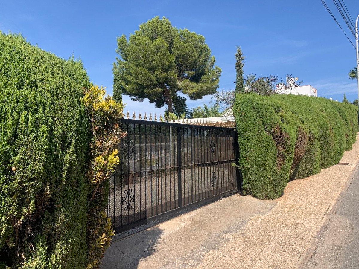4 Bed Detached Villa in Villamartin