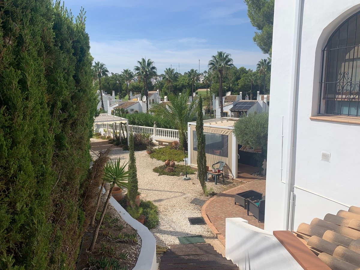 4 Bed Detached Villa in Villamartin