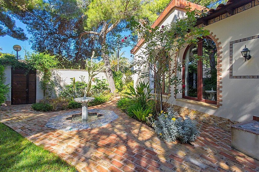 4 Bed Detached Villa in Punta Prima
