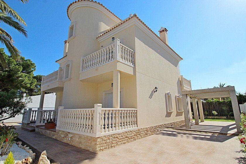5 Bed Detached Villa in Cabo Roig
