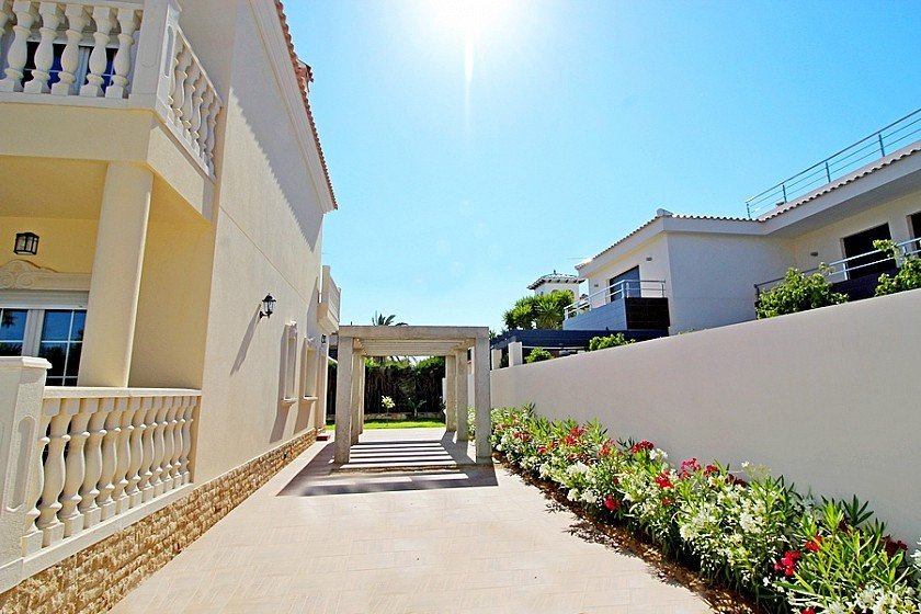 5 Bed Detached Villa in Cabo Roig