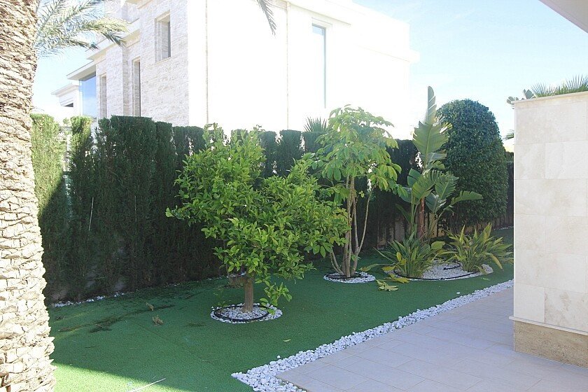 5 Bed Detached Villa in La Zenia