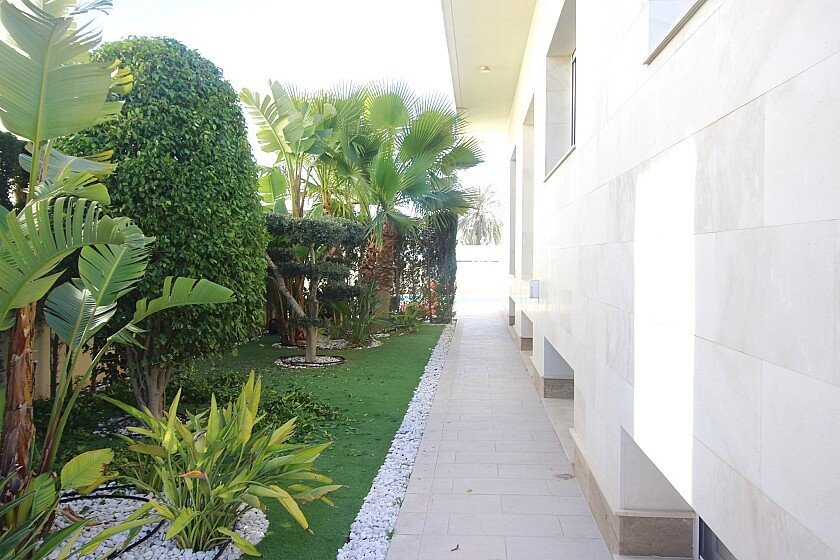 5 Bed Detached Villa in La Zenia