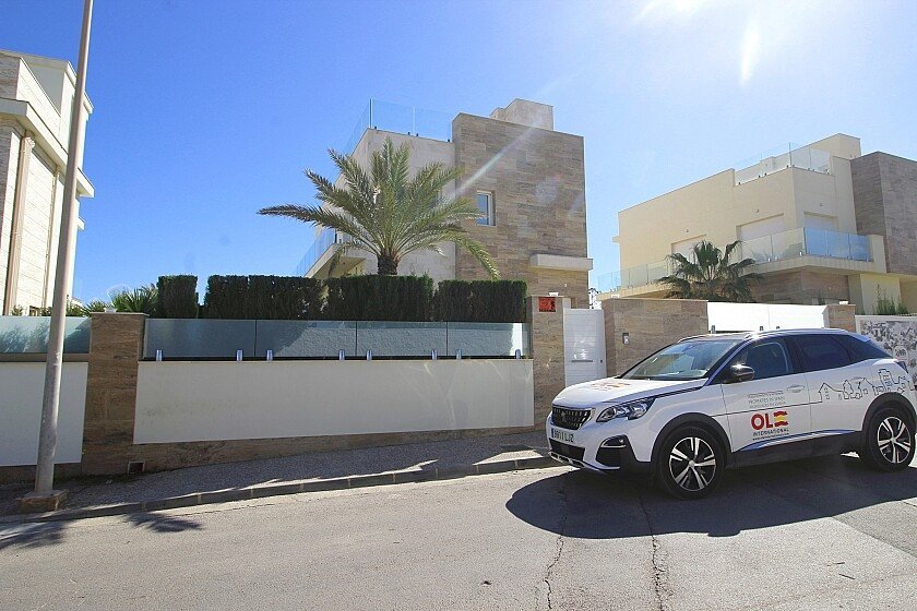 5 Bed Detached Villa in La Zenia