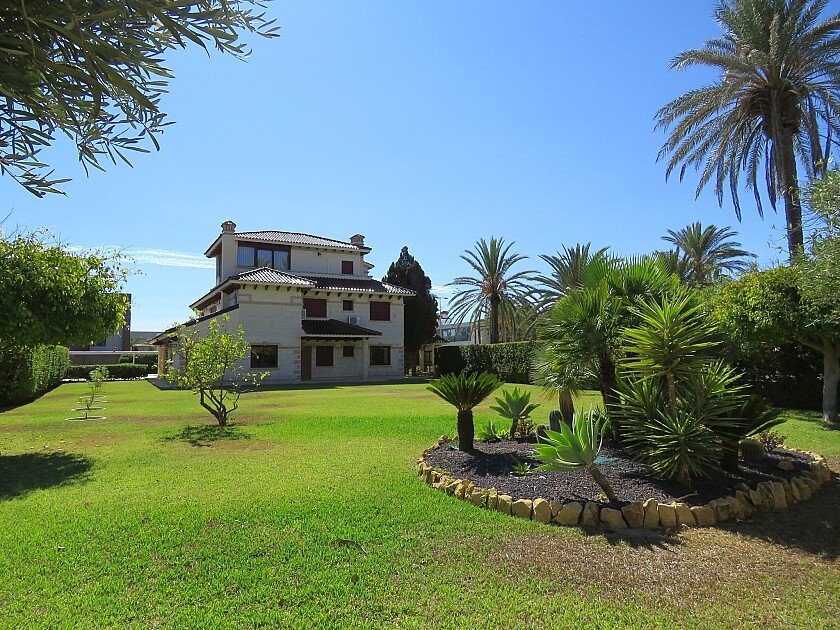 7 Bed Detached Villa in Cabo Roig