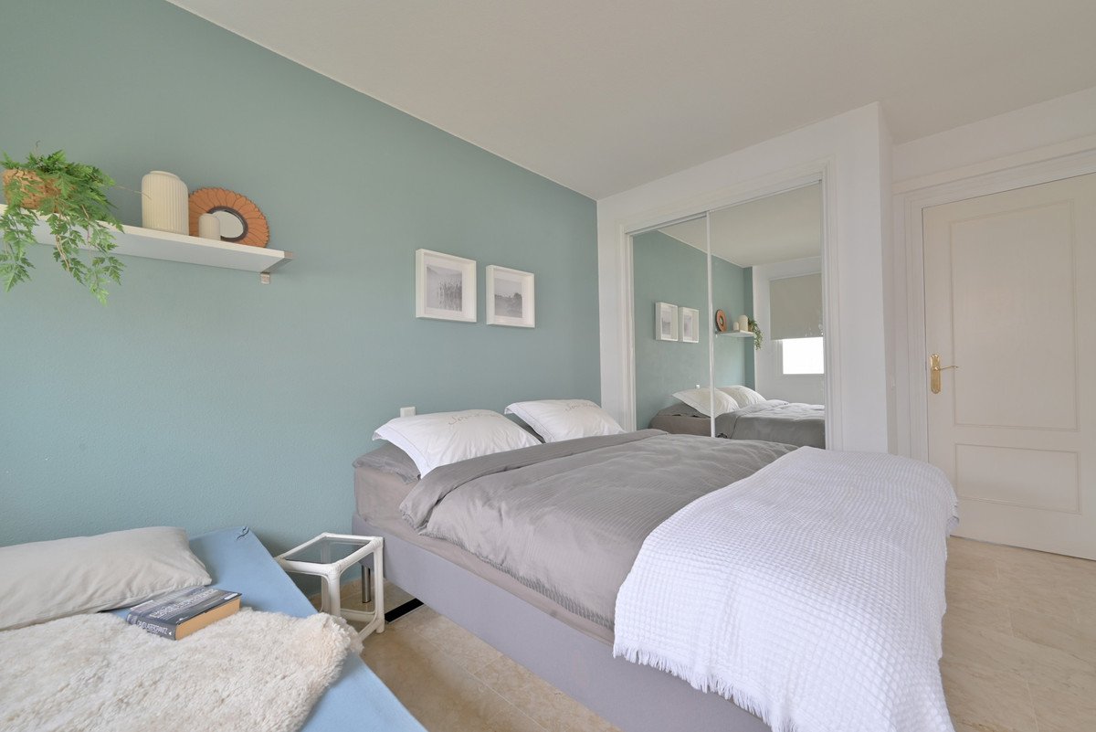 2 Bed Middle Floor Apartment in Calahonda